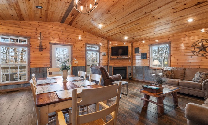 Marble Falls Cabina | Casi nueva cabina con chimenea. Cerca del río Buffalo, ¡Reserve Fall Now!