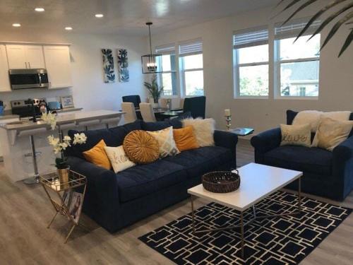 Draper Apartamento | Deluxe Classy TownHouse With 2 car Garage, Work or Family!