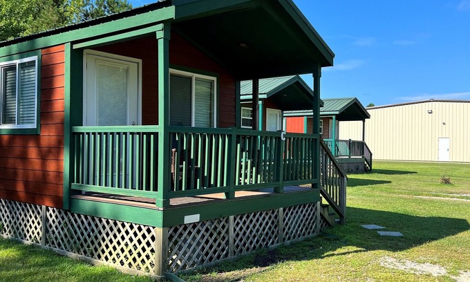 Ernul Cabina | Deluxe Creekside Cabin nearby Blount's Creek!