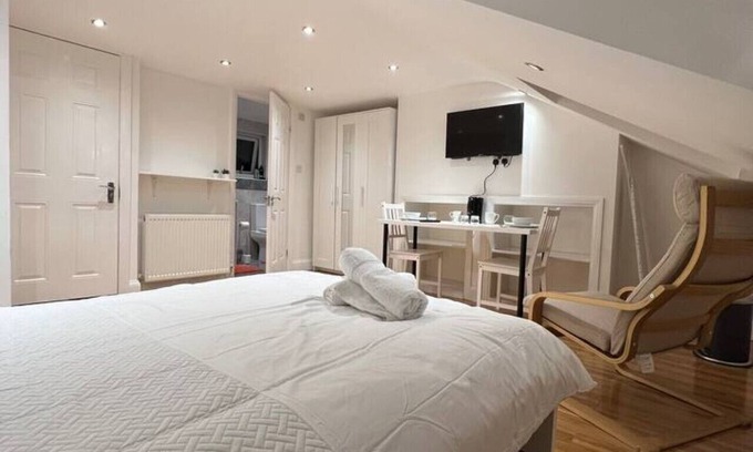 West Ham Casa | Deluxe Double Room with Shower