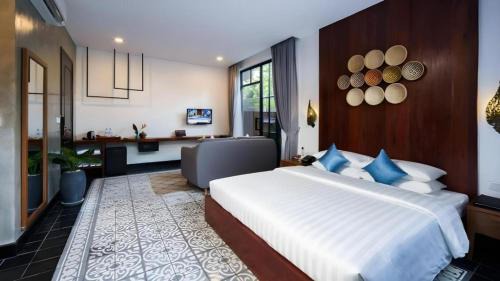 Wat Bo Area Casa | Deluxe Double Room with Patio or Balcony