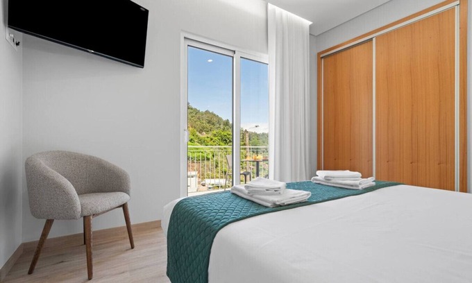 Sao Vicente Casa | Deluxe Double Room with Balcony Q4