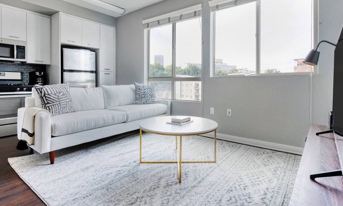 Chinatown Apartamento | Deluxe Downtown Studio w/ Pool & Gym, near Broad Museum, by Blueground