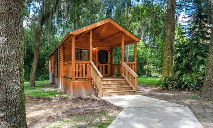 Thonotosassa Cabina | Deluxe Family Cabin with Porch - Happy Travelers RV Resort