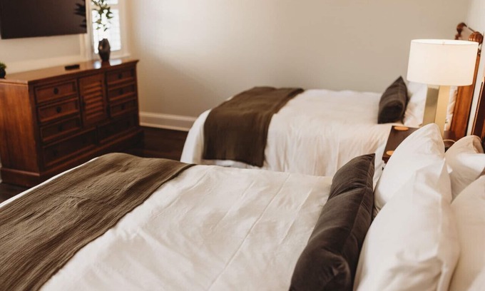 Downtown Hotel | Deluxe Guestroom - 2 Queens · The Jefferson Inn Rm. 4