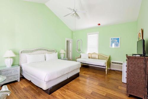 Historic Seaport Hotel | Deluxe King - Curry Mansion with Pool!