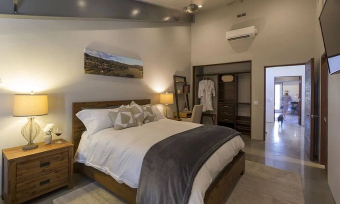 Clear Lake Apartamento | Deluxe King Room on Winery & Vineyard Property