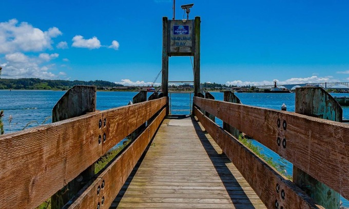 Newport Apartamento | Deluxe King Room with Balcony & Marina Access