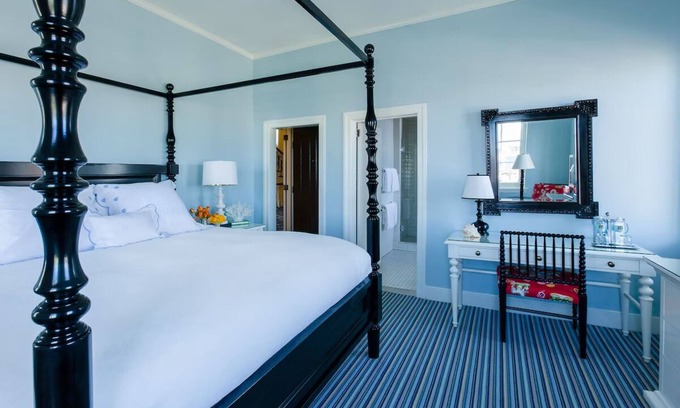 Cape May Hotel | Historic Cape May Hideaway with Balcony, Swimming Pool & Free Valet Parking
