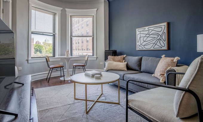 Wrigleyville Apartamento | Deluxe Lakeview 1BR, nr Wrigley Field & Lake Michigan, by Blueground