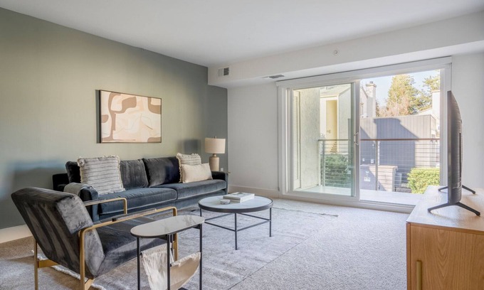 Sharon Heights Apartamento | Deluxe Menlo Park 2BR w/ Gym, Pool & W/D, nr VC firms, by Blueground