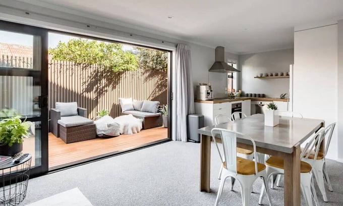 Hamilton North Casa | Deluxe, Modern Townhouse In Central Location - 3 Bedrooms All With Ensuite