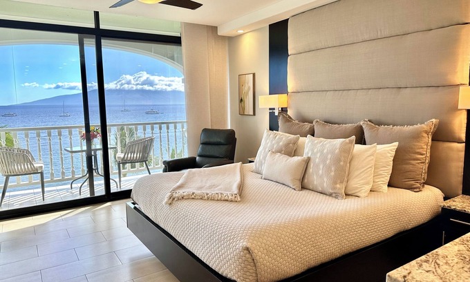 Historic Lahaina Front Street Condominio | Deluxe Ocean Front and Beach Front studio - Lahaina Shores 623!