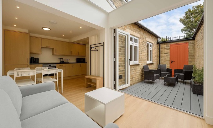 White City Apartamento | Deluxe One-Bedroom Apartment with Private Backyard