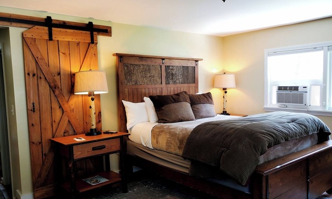 West Dover Complejo | Deluxe Queen Suite with pull-out love seat, private entrance