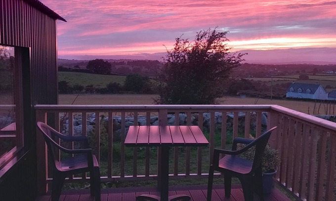 Borris Cabina | Deluxe romantic glamping cabin with king bed