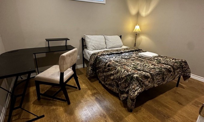 Rosemount Casa | Deluxe Room Close to Restaurants, Plaza, Shopping, Gym & Colleges
