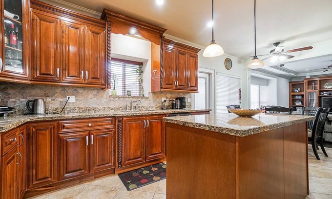 Newton Casa | Deluxe Room & In-suite Bathroom in a Large Bungalow in Posh Surrey Neighborhood