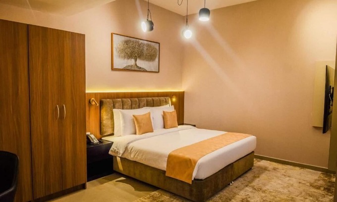 Academic City Apartamento | Deluxe Room Near University of Birmingham Dubai