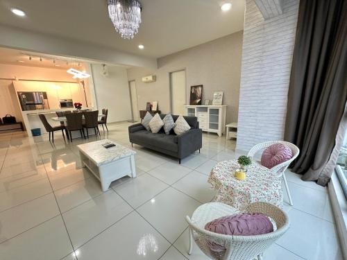 Seri Tanjung Pinang Apartamento | Deluxe Seaview Suite Tripe Bed with bath tub 13A