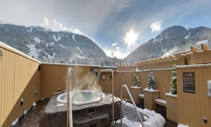Whistler Village Apartamento | Deluxe Slopeside Suite with Mountain Views
