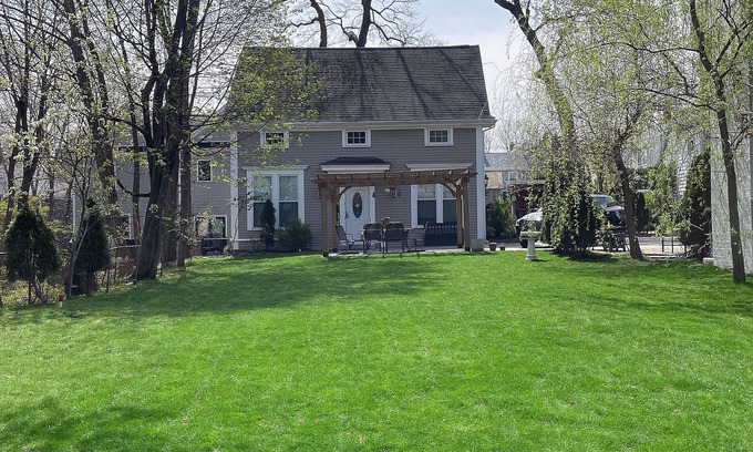 West Newton Casa | Deluxe Spacious 2-bedroom 2-story with gas fireplace Guest House