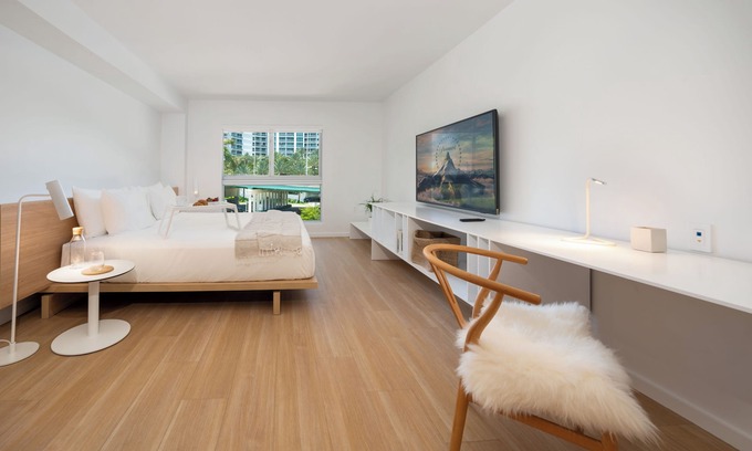 Bal Harbour Apartamento | Deluxe Studio with King size bed, Kitchenette and beach service at Bal Harbour. Beach service included