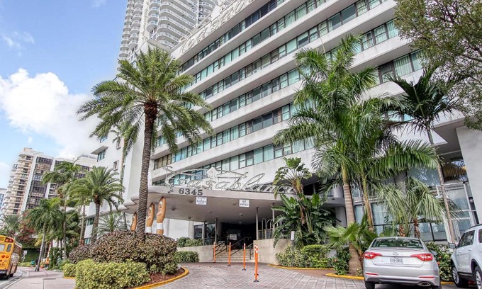 Mid Beach Apartamento | Deluxe Studios and Apartments at the Casablanca