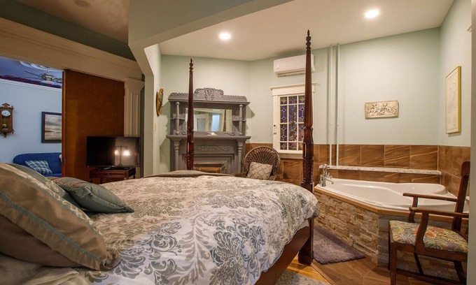 Queens Apartamento | Deluxe suite, double whirlpool bath, 4 poster queen bed