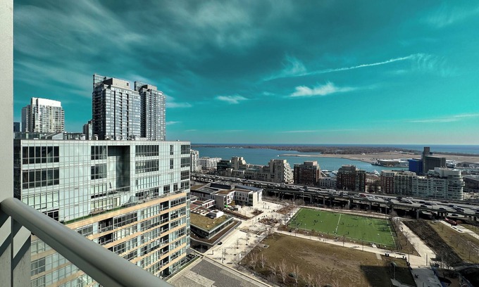 CityPlace Apartamento | Deluxe Suites Near CN Tower Rogers Centre Ripley's & Lake views & Free Parking