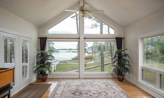 Achilles Casa | Deluxe Waterfront Family Escape. Fishing, Kayaking, Crabbing in your backyard!
