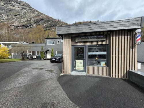 Øvre Ardal Apartamento | Den Vesle Sjarmøren As The most central place in Årdal ! Free Parking on the site !