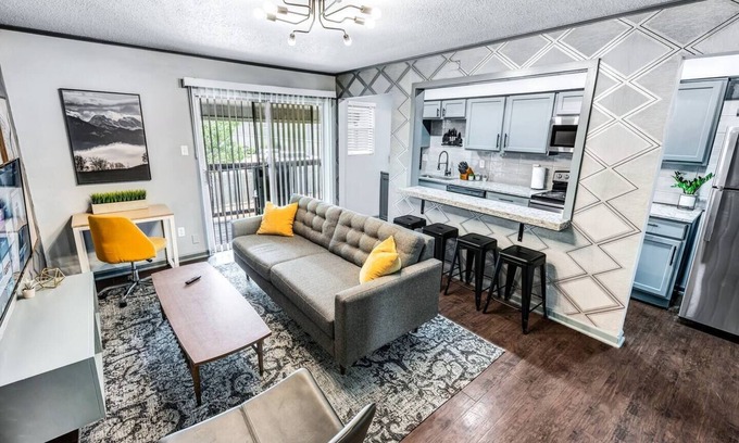 College Station Apartamento | Denali: 2 Bedroom, Walk to A&M, Comfy King Beds
