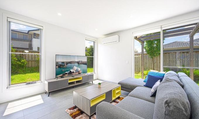 Denham Court Casa | Denham Court Adorable 4Br house with Wifi &Parking