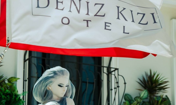 Bayraklı Hotel | DENİZ KIZI