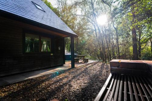 Farley Casa | Denstone, woodland lodge with hot tub for 8