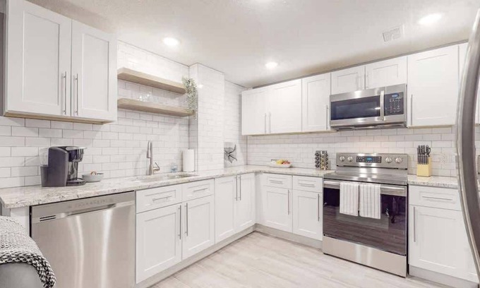 Twin Lakes Casa | Remodel 2 King Beds Lower Unit with Large Backyard