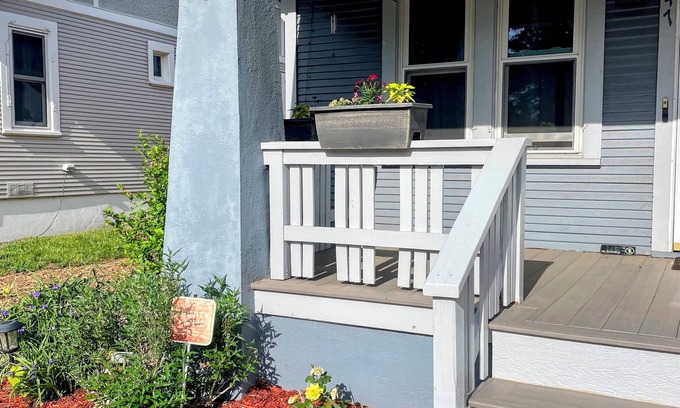 Berkeley Casa | Denver Couples Retreat. Close to Red Rocks, Empower Field & Ball Arena