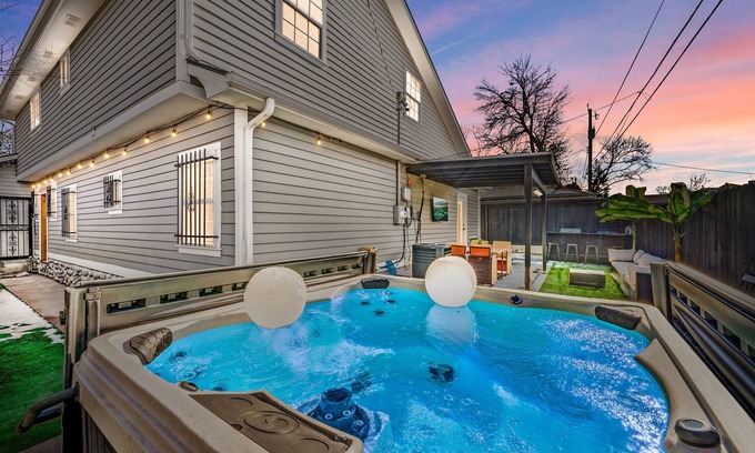 Athmar Park Casa | Denver Home: Hot tub, Theater, Gym 6 bedrooms 3 baths, king bed