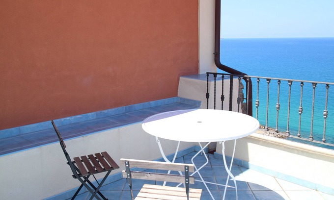 Pizzo Apartamento | DEPENDANCE DELLE GRAZIE en el encantador Pizzo junto al mar + ESTACIONAMIENTO + WIFI