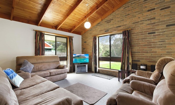 Lakes Entrance Casa | Depiladores: una casa de ladrillo sólido ubicada en una calle tranquila, cerca de Eastern Beach y el campo de golf