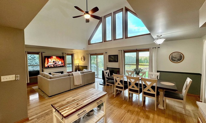Newfield Casa | Der Bauernhof: Spacious & Charming Home on Historic Farm in Nature Setting