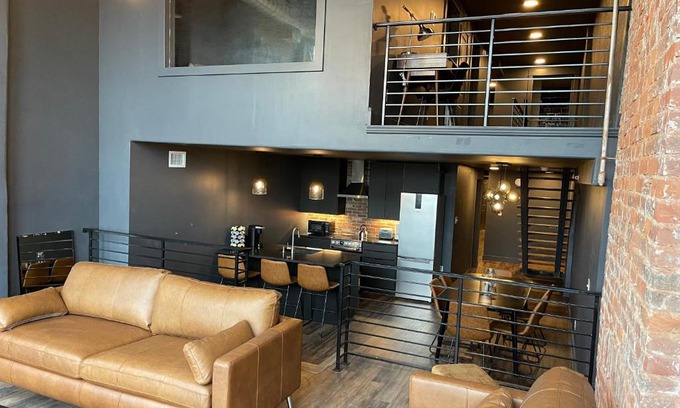 West Main Historic District Apartamento | DerbyCity Plush Loft Gather in Style by Hollyhock