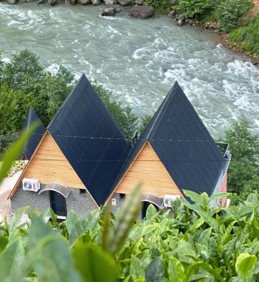 Ardesen Chalet De Esquí | Dereüstü ve Gökçe Bungalov - بنغل على ضفاف النهر