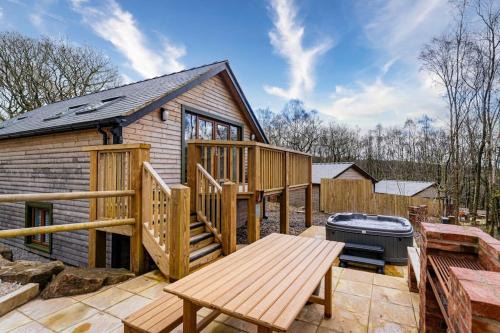 Farley Casa | Derwent, woodland lodge with hot tub for 6