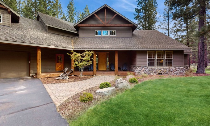 Black Butte Ranch Casa | ¡Vistas al bosque de Deschutes con sala de juegos, piscinas compartidas / jacuzzi, golf en el lugar y más!