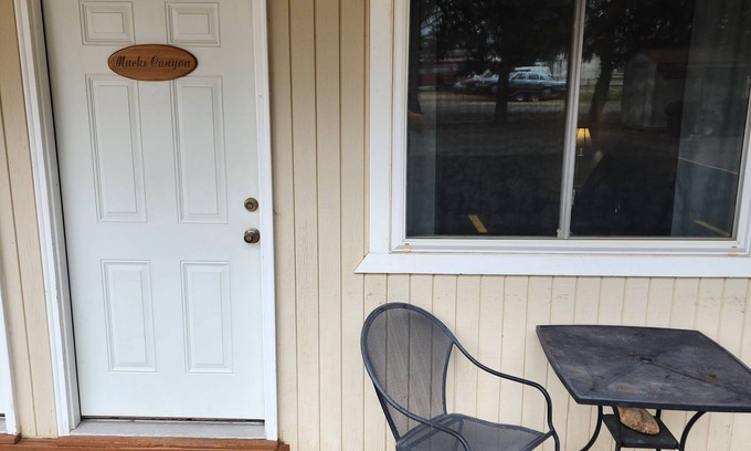 Maupin Apartamento | Deschutes Motel - Macks Canyon - Queen Suite w/ 1 Queen Bed