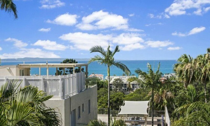 Noosa Heads Apartamento | Descola 10 - On Noosa Hill this top-level unit with ocean views from the balcony