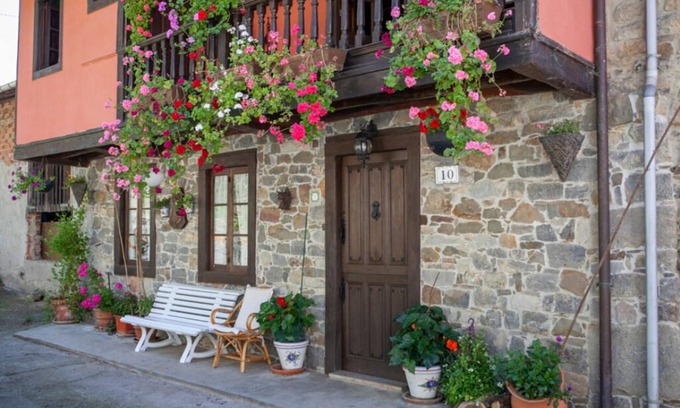 Laviana Casa | Descubre la Tranquilidad en La Aldea: Tu Refugio con Vistas a la Montaña