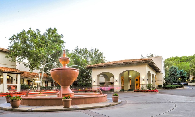 Sedona Complejo | Desert Adventure Awaits! Pool, Spa, Restaurant, Free Parking!